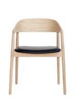 Billede af Andersen Furniture AC2 Stol SH: 43,5 cm - Eg Hvidpigmenteret Lak/Sort Læder