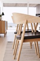 Billede af Andersen Furniture AC2 Stol SH: 43,5 cm - Eg Hvidpigmenteret Lak/Sort Læder