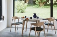 Billede af Andersen Furniture AC2 Stol SH: 43,5 cm - Eg Hvidpigmenteret Lak/Sort Læder