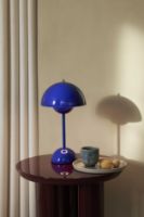 Billede af &Tradition Flowerpot VP9 Bordlampe H: 29,5 cm - Cobalt Blue