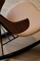 Billede af Audo Copenhagen The Penguin Rocking Chair SH: 42 cm - Walnut/Leather Cognac