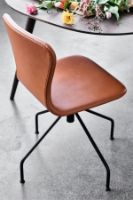 Billede af Bruunmunch PLAYchair Swing Fully Upholstered  - Black/Cognac Basic Leather