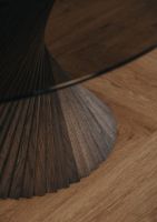 Billede af VIA Copenhagen Hyperbel Sofabord Ø: 100 cm - Oiled Oak/Smoked Glass