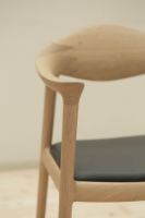 Billede af Bernstorffsminde Møbelfabrik Bridge Armstol SH: 43 cm - Sæbebehandlet Eg/Sort Læder