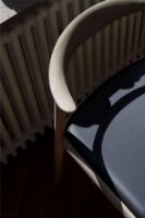 Billede af Bernstorffsminde Møbelfabrik Bridge Armstol SH: 43 cm - Sæbebehandlet Eg/Sort Læder