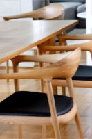 Billede af Bernstorffsminde Møbelfabrik Bridge Armstol SH: 43 cm - Sæbebehandlet Eg/Sort Læder