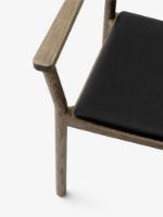 Billede af &Tradition Betty TK11 Armchair SH: 47 cm - Smoked Oiled Oak/Noble Analine Leather Black