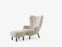 Billede af &Tradition Petra VB3 Lounge Chair & Pouf SH: 40 cm - Oiled Walnut/Sheepskin Moonlight 