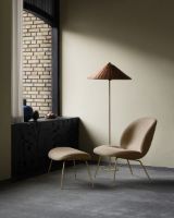 Billede af GUBI Beetle Lounge Chair - Brass Base / Around Bouclé