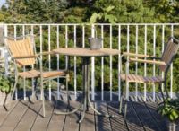 Billede af Mandalay Marguerit Cafébord Ø70 cm Inkl. 2 Havestole Havemøbelsæt - Olivengrøn/Teak 