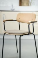 Billede af FDB Møbler J183 Holmen Stablestol m. armlæn - Sort stål, Eg, Taupe 