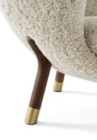 Billede af &Tradition Little Petra VB1 Lounge Chair Limited Edition SH: 40 cm - Oiled Walnut/Sheepskin Moonlight/Brass
