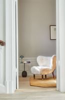 Billede af &Tradition Little Petra VB1 Lounge Chair Limited Edition SH: 40 cm - Oiled Walnut/Sheepskin Moonlight/Brass