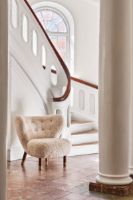 Billede af &Tradition Little Petra VB1 Lounge Chair Limited Edition SH: 40 cm - Oiled Walnut/Sheepskin Moonlight/Brass