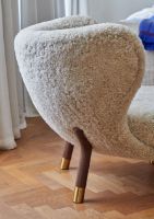 Billede af &Tradition Little Petra VB1 Lounge Chair Limited Edition SH: 40 cm - Oiled Walnut/Sheepskin Moonlight/Brass