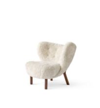 Billede af &Tradition Little Petra VB1 Lounge Chair SH: 40 cm - Oiled Walnut/Sheepskin Moonlight