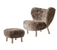 Billede af &Tradition Little Petra VB1 Loungechair & ATD1 Pouf - Oiled Oak/Sheepskin Sahara
