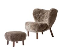 Billede af &Tradition Little Petra VB1 Loungechair & ATD1 Pouf - Oiled Walnut/Sheepskin Sahara
