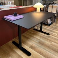 Billede af Montana Office HiLow2 skrivebord 140x80 cm  - Linoleum black/black stel/kabelgennemføring UDSTILLINGSMODEL