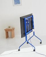 Billede af Pedestal Pipe Moon Rollin' TV Stativ 107x78 cm - Ultra Marine