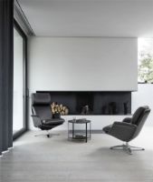 Billede af BERG Furniture Nasa Høj Lænestol m. Justerbar Nakkepude inkl. Skammel SH: 46 cm - Mat Aluminium/Berg Soft Sort Læder